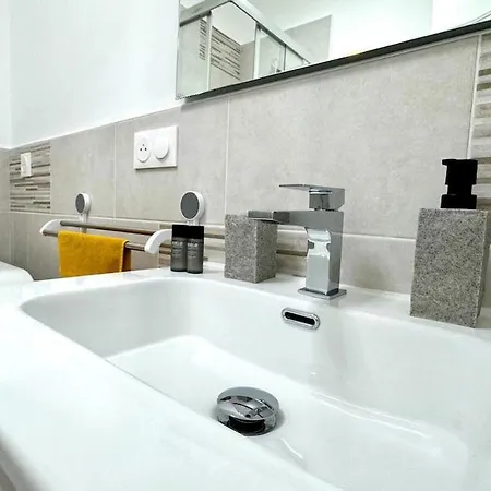 Maisongiusy Di Sheila- Proche Centre - Clim - Wifi * مينتون